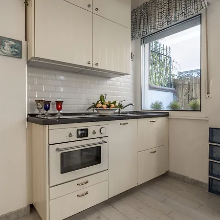 Casa Liliana Ac, Wifi, Dei Marmi بيت للعطل